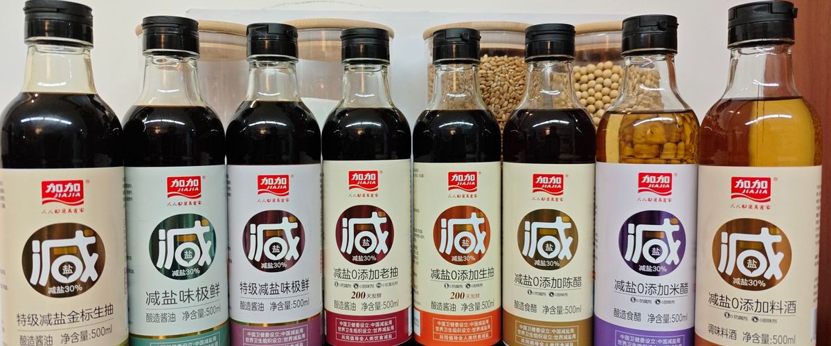 市场监管人员查看食品标签