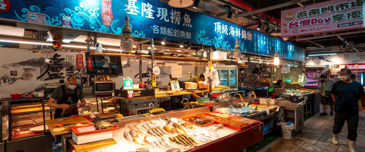 厨房里处理冷冻食材